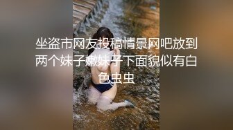 坐盗市网友投稿情景网吧放到两个妹子嫩妹子下面貌似有白色虫虫